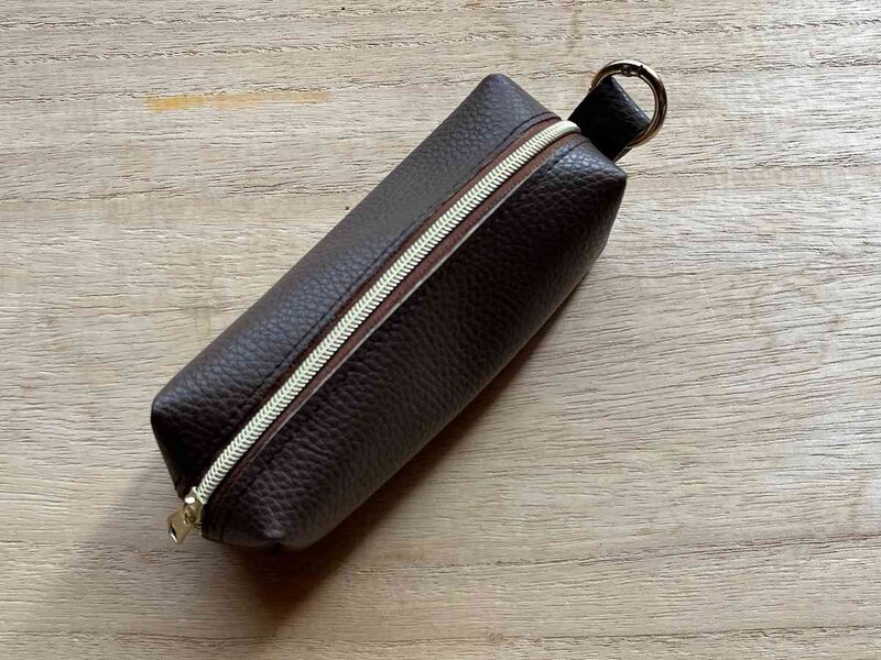 セリアの「カラビナ付きポーチ」は中身が丸見えにならないのが嬉しい