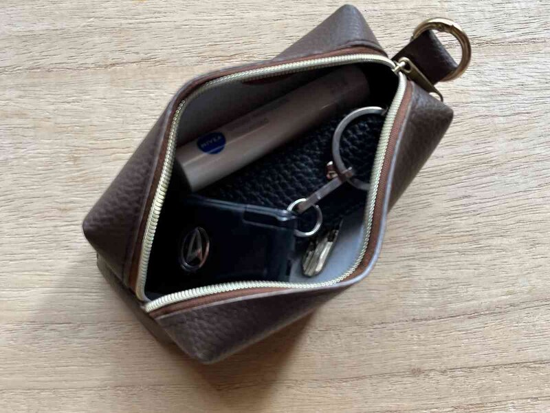 セリアの「カラビナ付きポーチ」には、リップや鍵などが入る