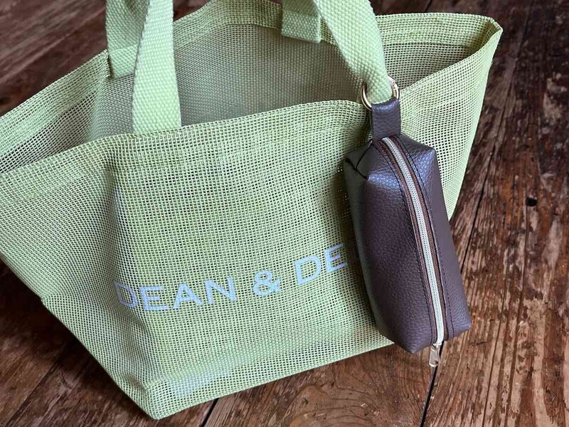 セリアの「カラビナ付きポーチ」はバッグの持ち手につけてもOK