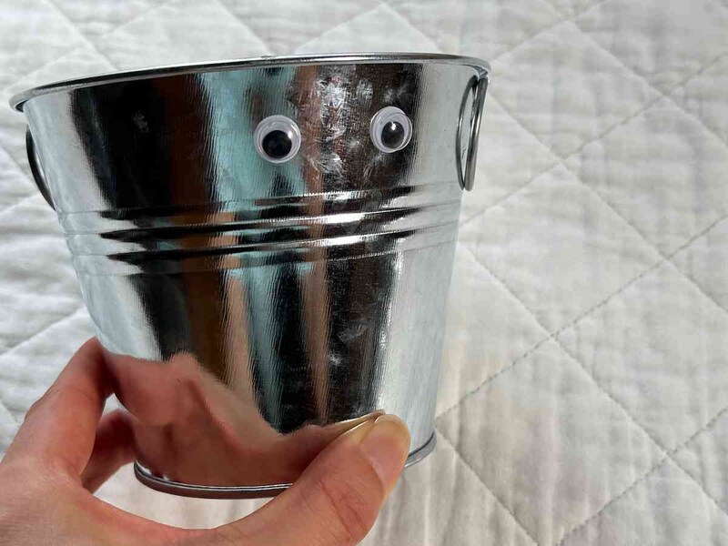 セリアの「目玉シール」をインテリアのバケツにつけてみる