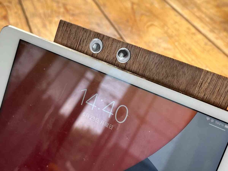 セリアの「目玉シール」をスマホやタブレットスタンドに