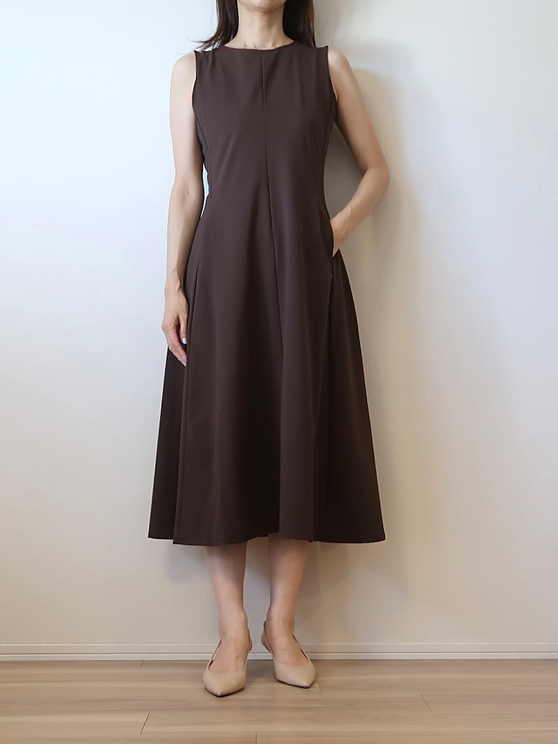 体のラインをきれいに見せてくれるフィット＆フレアシルエットです