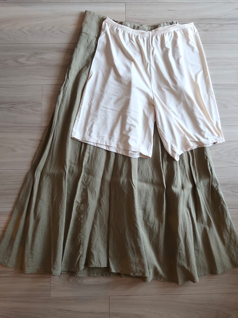 ロングスカートに重ねるとこれぐらいの丈感です