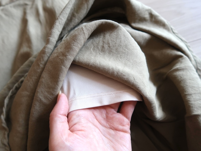 目が粗く透けやすいリネンスカートも安心してはくことができます