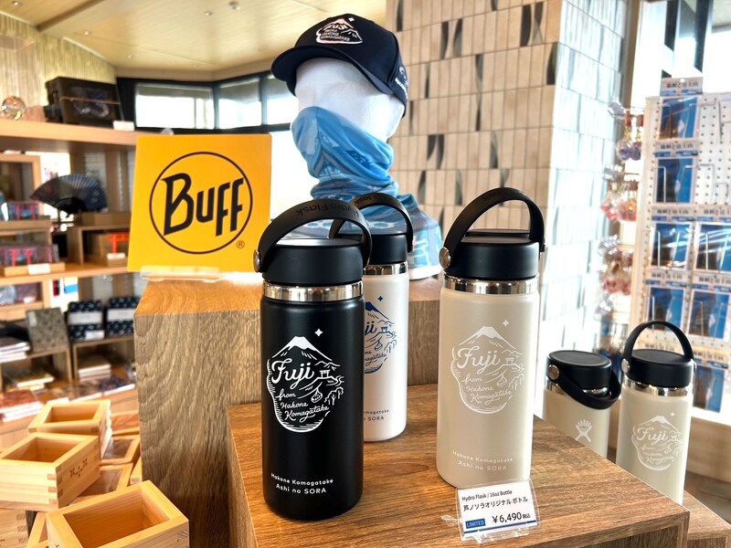 オリジナルボトルのほか、ネックゲイター、キャップも