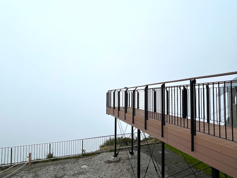 ウッドデッキから伸びる展望台