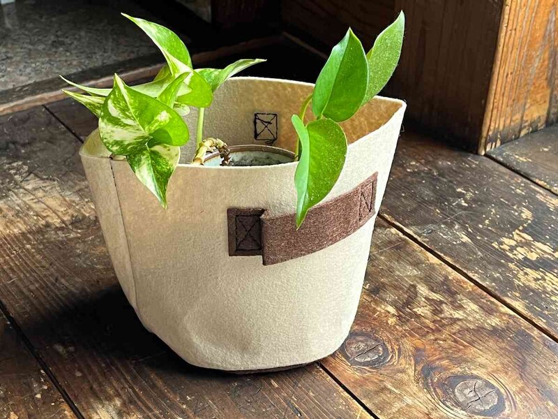 セリアの「フェルトプランター4号」