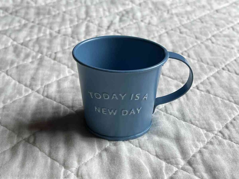 セリアの「ブリキカップ カラーA」