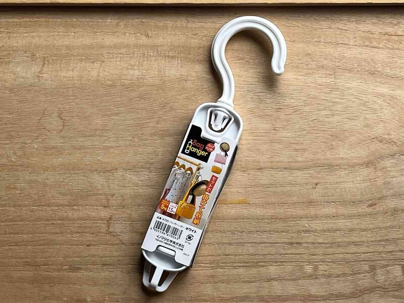 セリアの「バッグハンガー」でバッグの収納が楽に！