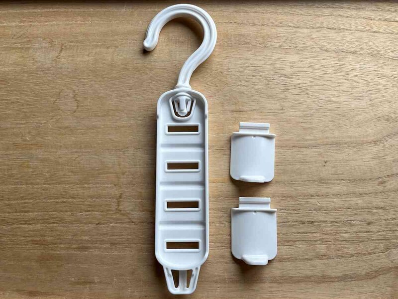 セリアの「バッグハンガー」は本体とフック2つのセット
