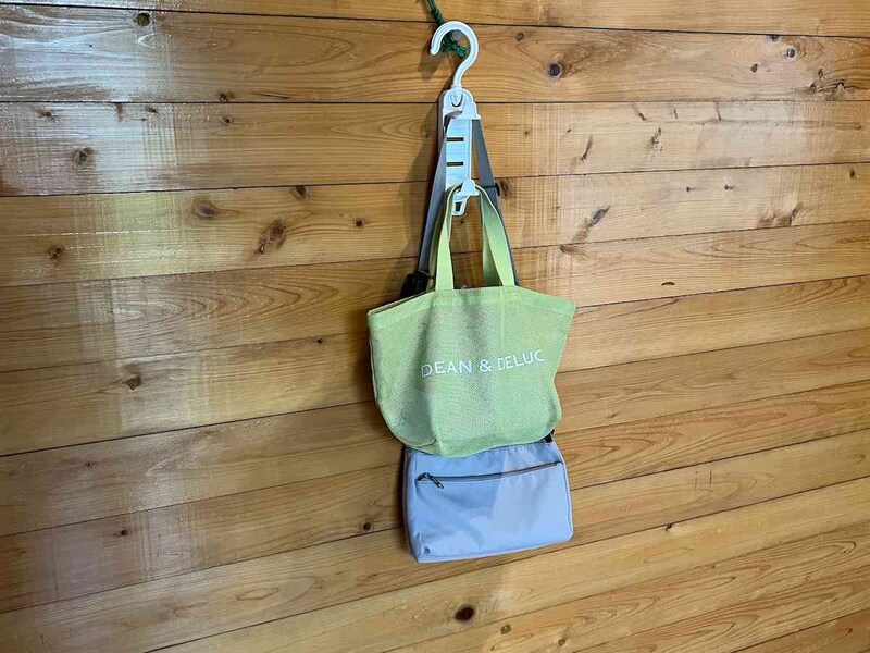 セリアの「バッグハンガー」にショルダーバッグとトートバッグをかける