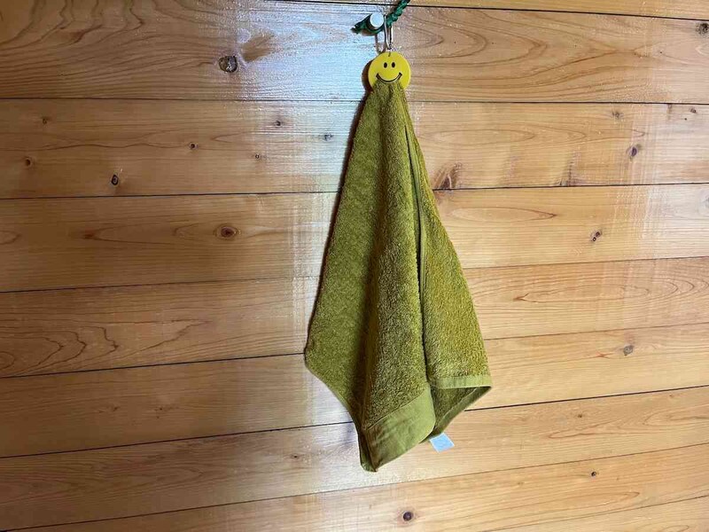 セリアの「カラビナ付きタオルホルダー」にフェイスタオルをはさんでみる