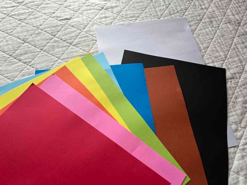 セリアの「色画用紙 10色 10枚」は、赤、桃色、だいだい、黄色、黄緑、水色、青、茶色、黒、白の10色がセットになっている