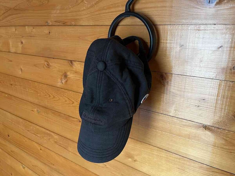 セリアの「帽子ハンガー」にキャップをかける