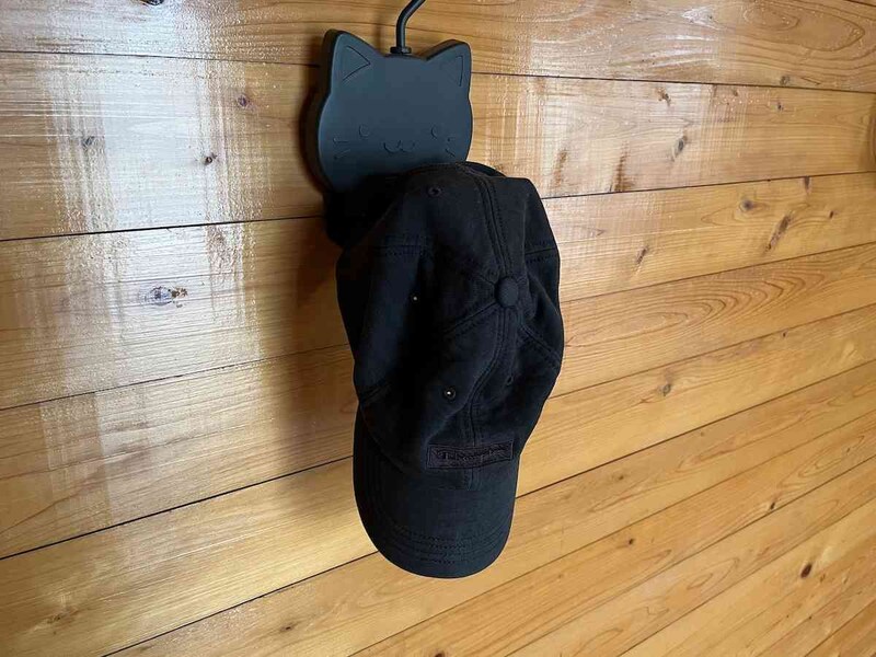 セリアの「帽子・スカーフハンガー」にキャップをかける