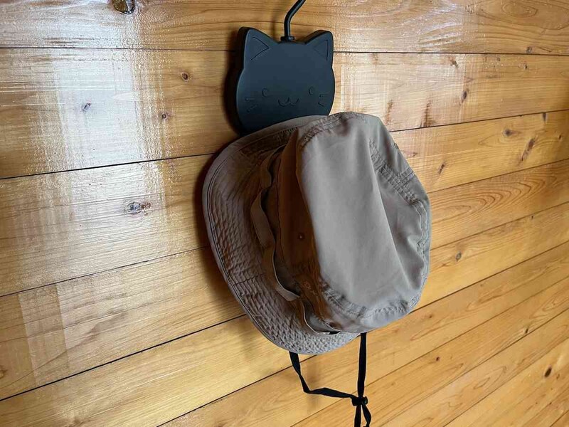 セリアの「帽子・スカーフハンガー」にハットを深くかけられる