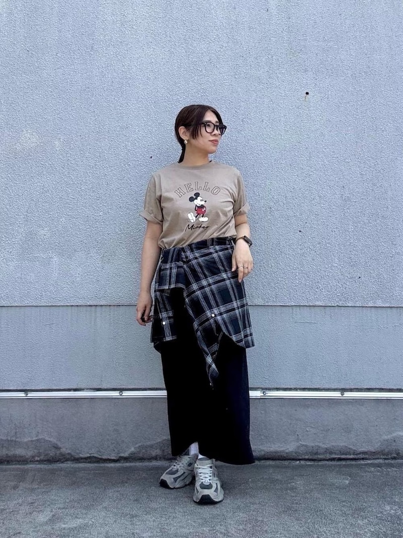ミッキーTに秋のニュアンスも感じるチェックシャツを巻いて 出典:WEAR