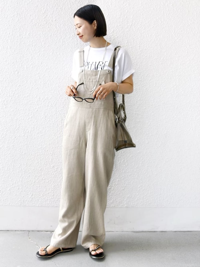 コットン&リネンのサロペットで涼しく、かつ動きやすく 出典:WEAR
