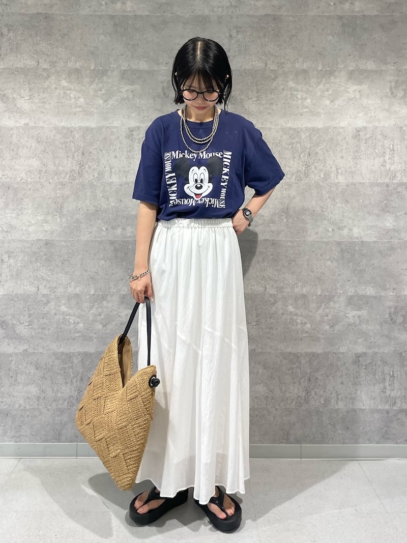 ミッキーTシャツを白のロングスカートで夏らしく 出典:WEAR