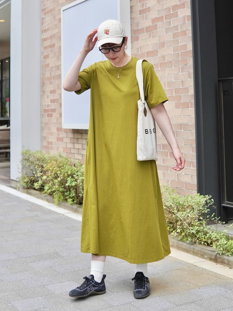 ざっくり着られるシンプルなTシャツワンピースが楽ちん＆涼しい　出典：WEAR