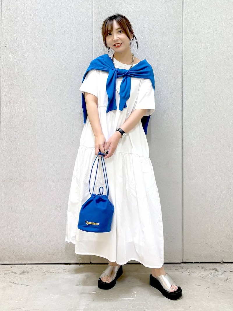 涼しく着映えするワンピースにポップな差し色をきかせて　出典：WEAR