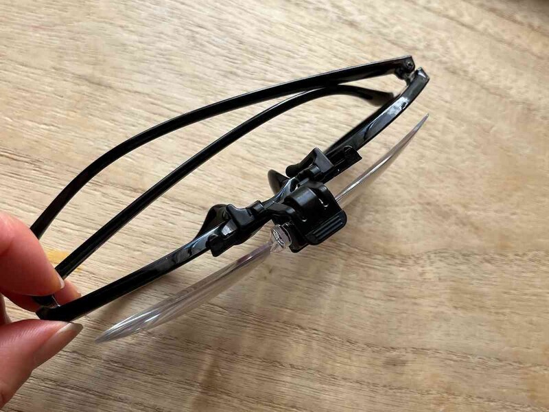 セリアの「メガネにクリップで取付 拡大ルーペ1.8倍」は取付も簡単