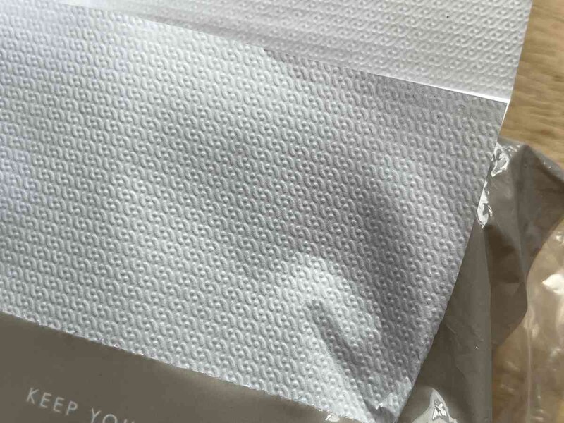 セリアの「ペーパータオルソフトパック」は薄手で少しざらざらしている