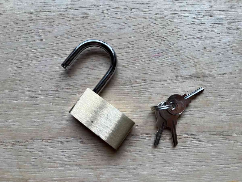 セリアの「南京錠 スタンダードタイプ 約35mm」はカギを使って開ける