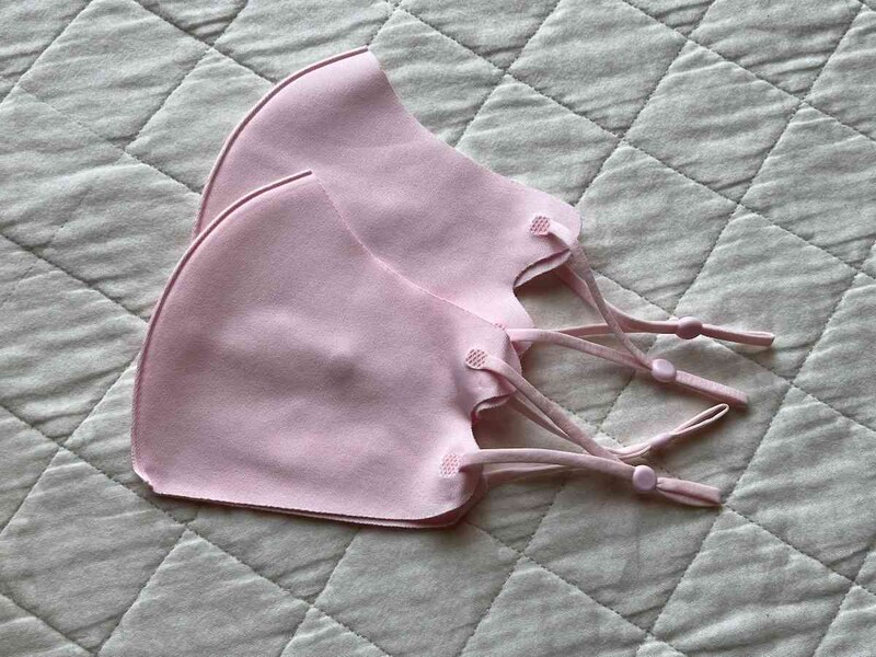 ダイソーの「シャーベットマスク モーブピンク レギュラー」はアジャスター付きでサイズの調整可能