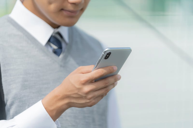 中高生時代にSNSを眺めてばかりいると、語彙力や思考力が育まれないという危険性が…。※画像出典：PIXTA