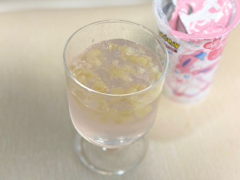 コップにあけてみると、桃果肉が贅沢にたっぷりと入っていることがわかります