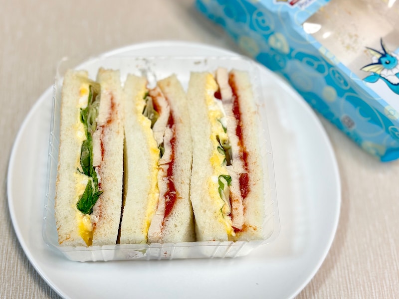 彩りのいい具材を挟んだサンドウィッチが3つ入っていてボリューミー! ランチにピッタリです