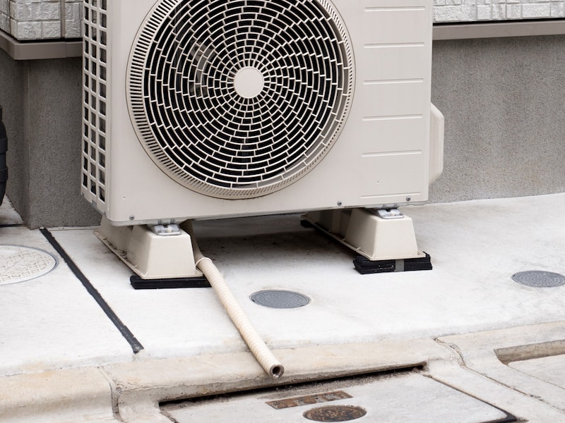 室外機の排水ホースか