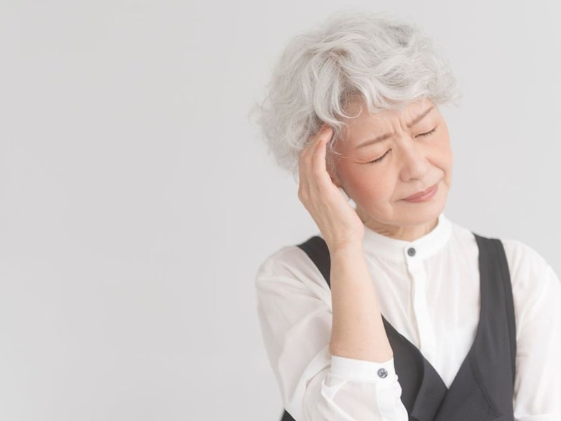 親の通帳管理が不安になったら？「代理人カード」でできること・気をつけたいことって？（画像出典：amanaimages）