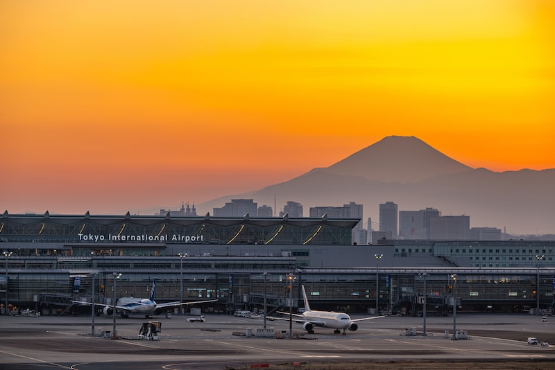 第1ターミナルから見える夕方の富士山と飛行機 alt