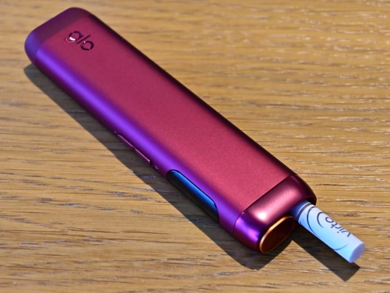 glo Hiloにたばこスティックを挿した様子