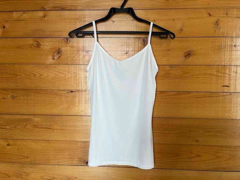 形は一般的なキャミソールと同じで、少しV字になっている