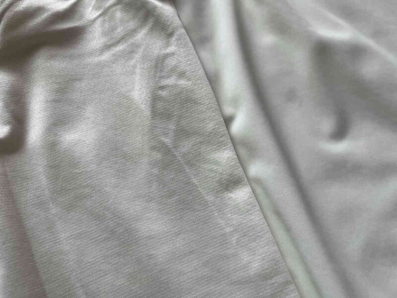 しまむらの「FIBERDRY 2WAYキャミソール」（左）、「超COOLキャミソール」（右）の生地感比較