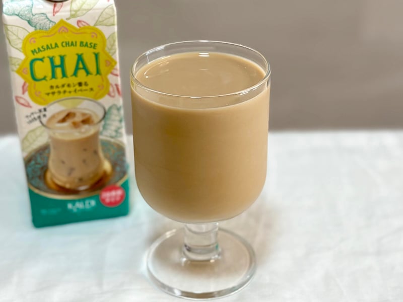 同じ量の牛乳を入れてよくかき混ぜて完成! お店で飲むような本格的な味わいを手軽に楽しめます