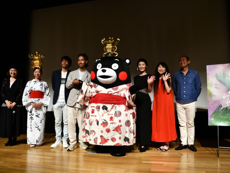 浴衣姿に金灯籠を頭に乗せたくまモン＝6月7日、東京都目黒区