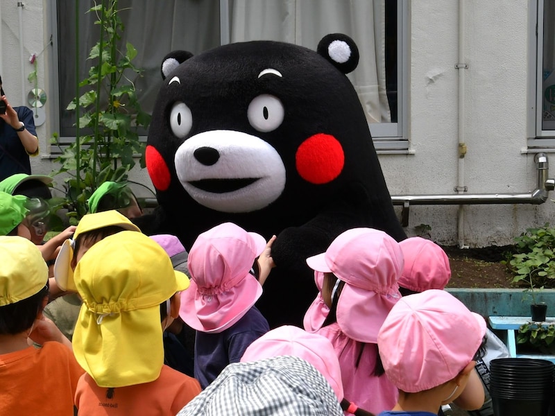 この日も子どもたちに囲まれて＝6月13日、東京都文京区
