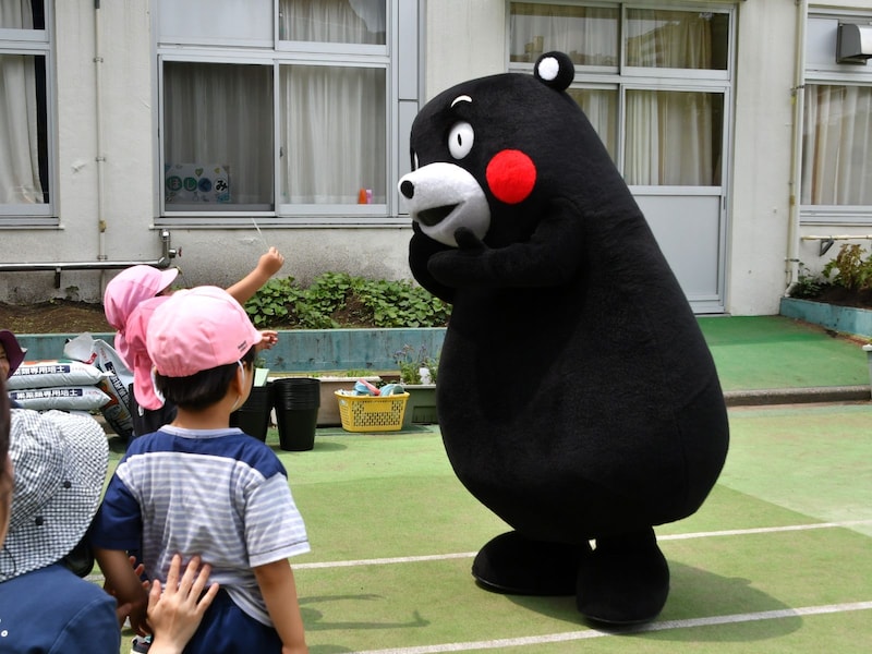 子どもたちとおはなし中＝6月13日、東京都文京区
