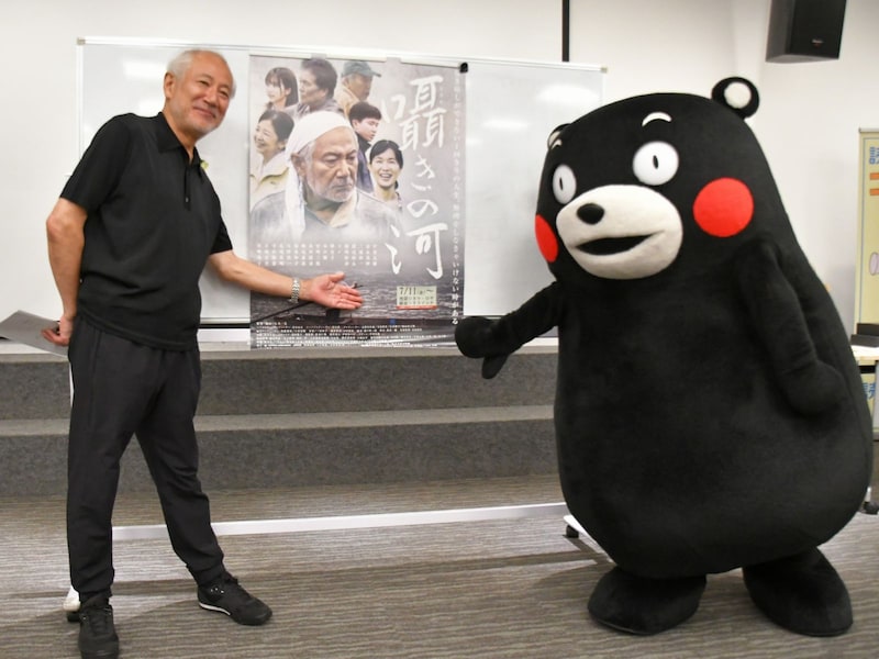 中原丈雄さんといっしょに＝6月15日、東京都千代田区