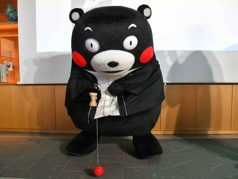 けん玉に集中＝6月27日、熊本市