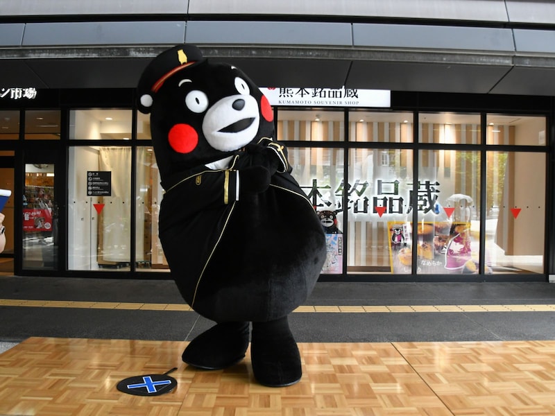 くまモンのちちしぼり……＝6月29日、熊本市