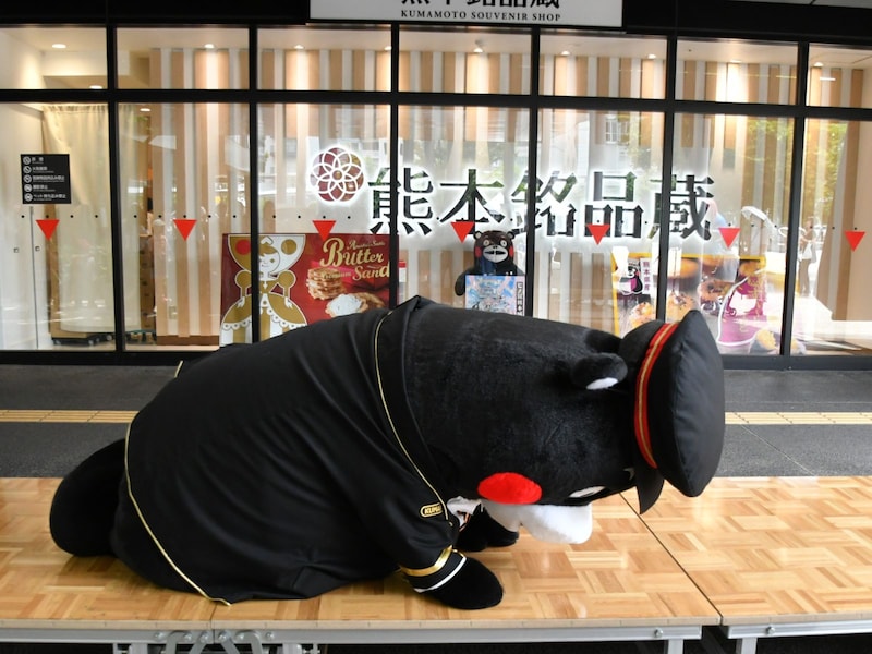 がっくりくまモン＝6月29日、熊本市