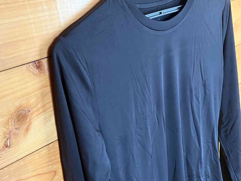 ワークマンの「レディース着るだけUV対策長袖クルーネック」はサラサラでツルッとした生地