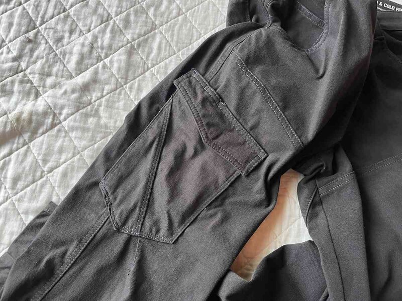 カーゴポケットは大きめ