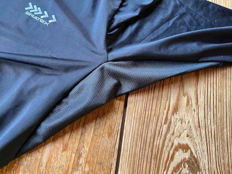 ワークマンの「クールシールドネクスト長袖クルーネック」は脇がメッシュになっている