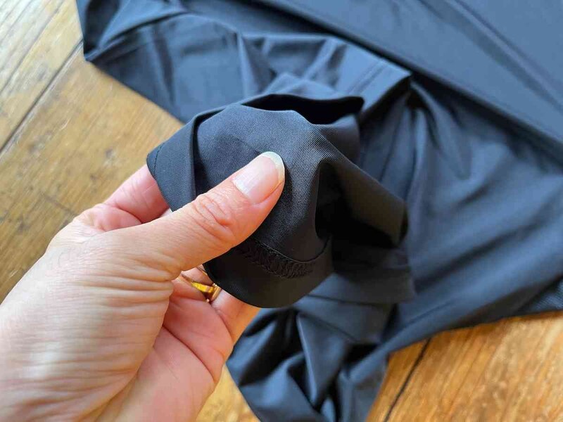 「クールシールドネクスト長袖クルーネック」の生地はツルッとしている